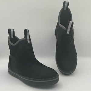 Women’s Xtratuf size 6 leather 6 inch ankle deck boot